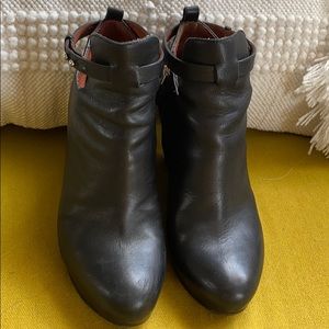 Elizabeth and James Peri Wedge boots